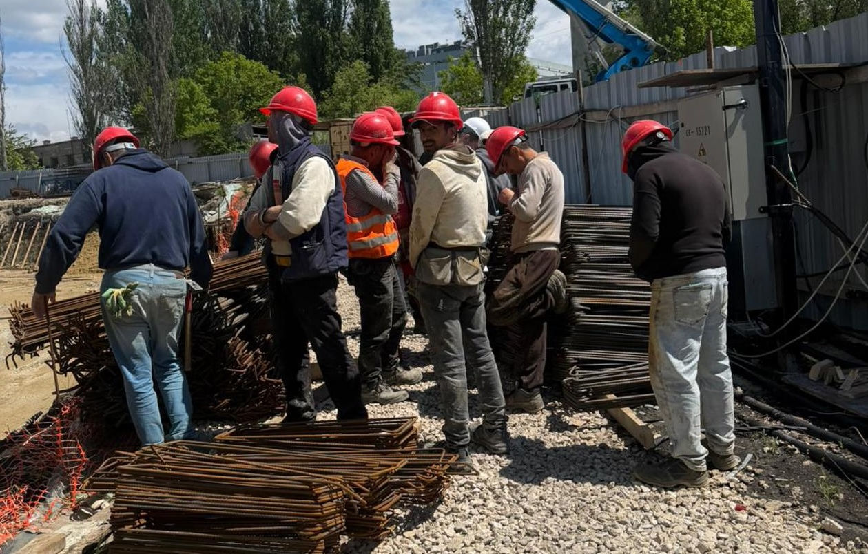 Zeci de muncitori fără contract, depistați pe șantierele din Chișinău.