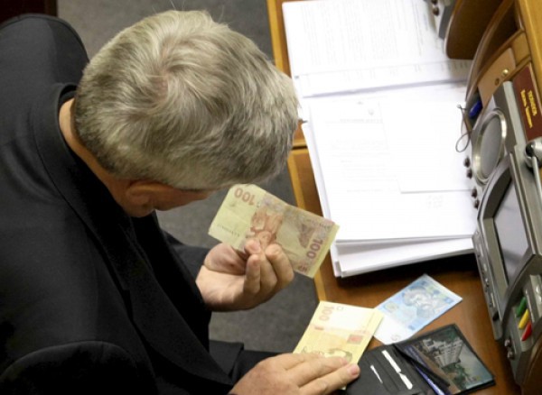 Депутаты до конца года без учета налогов будут получать 8526 грн.