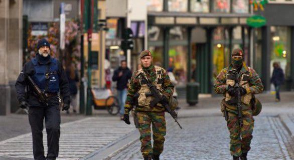 Poliţia belgiană a arestat două persoane suspectate că plănuiau atacuri la Bruxelles în ultima zi din an.