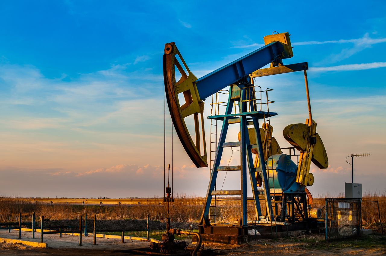 Мировые цены на нефть снижаются в ходе торгов.