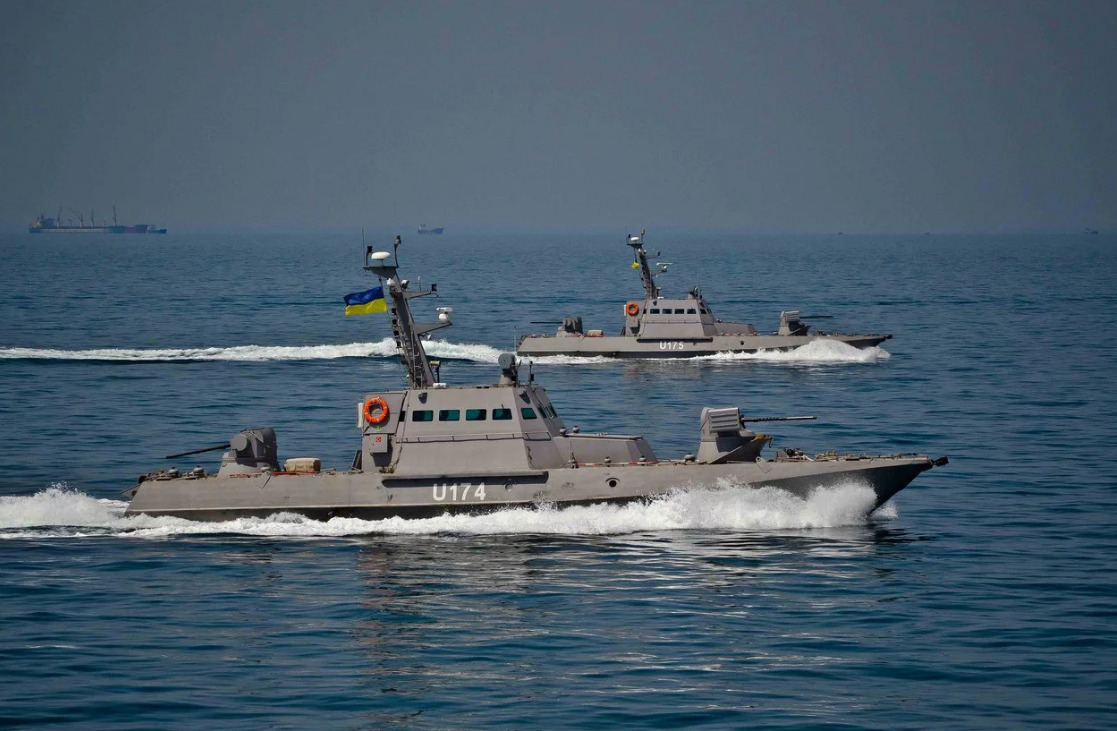  По данным Военно-морских сил Украины, ранены шестеро украинских моряков, двое из них находятся в тяжелом состоянии. 