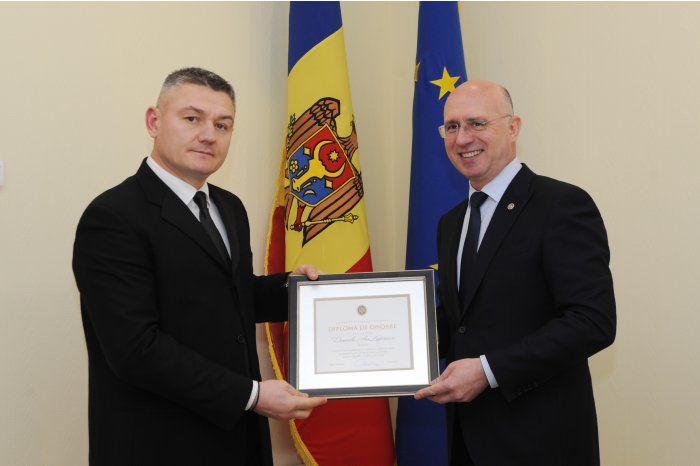 Павел Филип вручил Иону Лазаренко Почетную грамоту правительства.