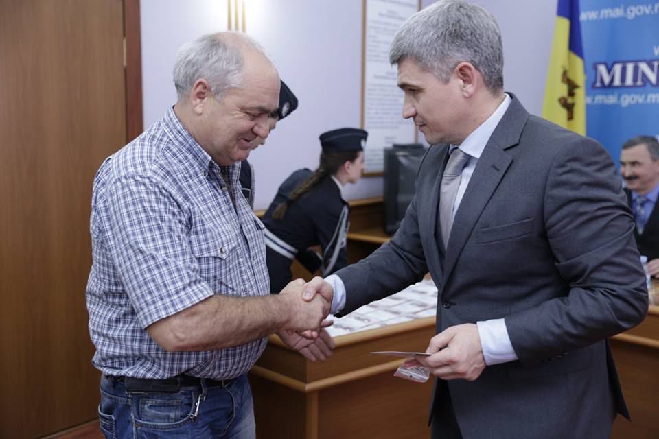 Министр внутренних дел поблагодарил бывших и нынешних сотрудников МВД, которые которые спасали человеческие жизни. Фото: mai.gov.md.