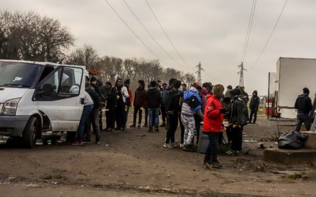 Încăierări între migranţi afgani şi africani la Calais. Foto: AFP