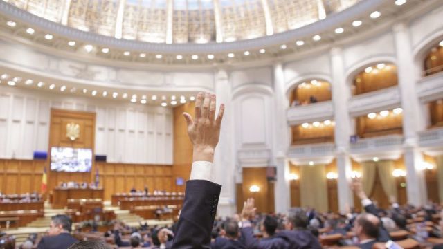 Parlamentul României a adoptat o declarație în care Klaus Iohannis este acuzat de "abuz de drept" și de "uzurpare".