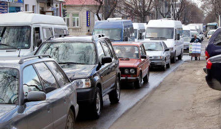 Из-за большого потока транспорта движение затруднено.