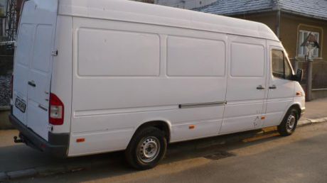 Descoperirea făcută de poliţişti într-un microbuz marfară. Foto: anuntuldeiasi.ro