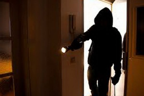 До шести лет тюрьмы грозит жителям Вулканешт, ограбившим дом.