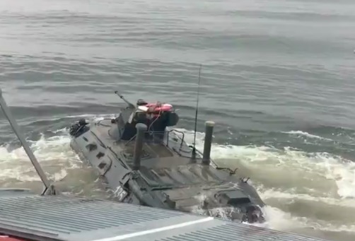 «Военный осведомитель» опубликовал видео, на котором запечатлен спуск БТР-82А на воду.