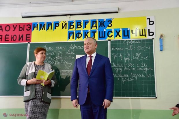 Igor Dodon, corectat de elevii unui liceu din Capitală. Foto: Ziarul Naţional