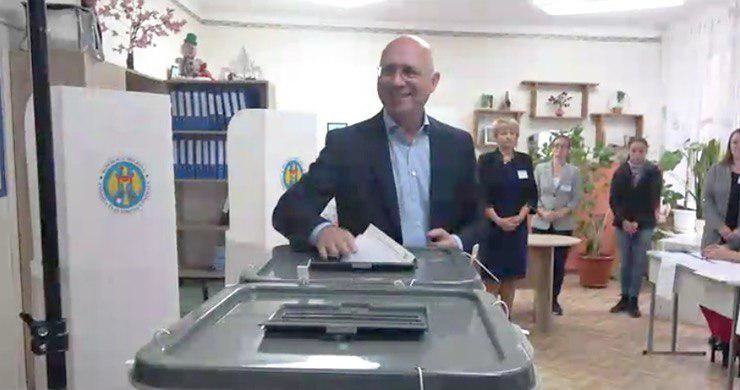 Павел Филип проголосовал на выборах мэра столицы.