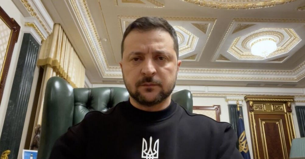 Зеленский: Если Бахмут будет захвачен, Путин "продаст" эту победу Западу и Китаю.