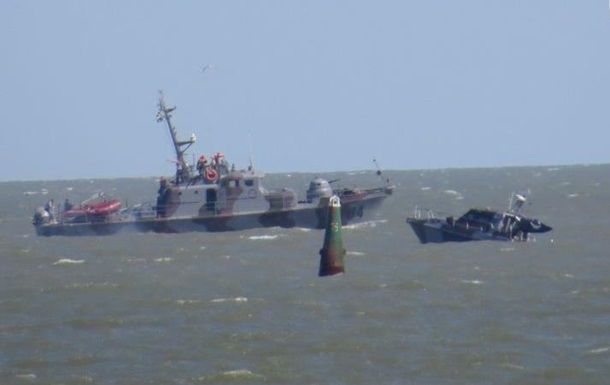 Командир катера пропал без вести, еще шестерых военнослужащих госпитализировали.