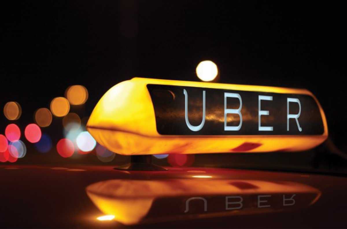 Uber отказался от беспилотных автомобилей после ДТП.