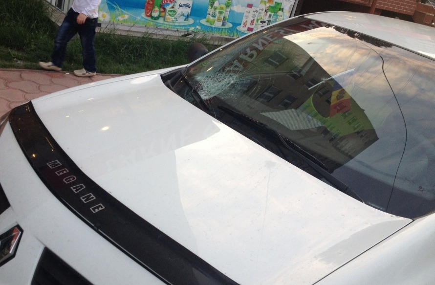 В наказание водителю, кто-то разбил лобовое стекло автомобиля.