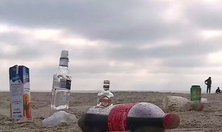 На пляжах Румынии после праздников остались тонны мусора.