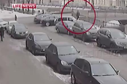 Целью злоумышленника был автомобиль, стоящий рядом.