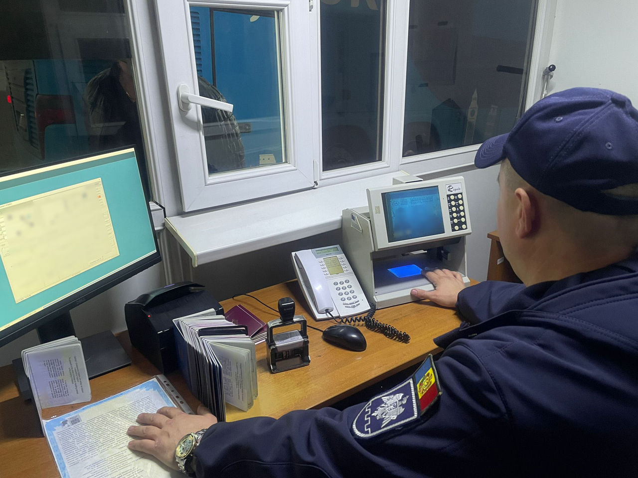 Пограничники изъяли у гражданина Молдовы купленные за €800 права.