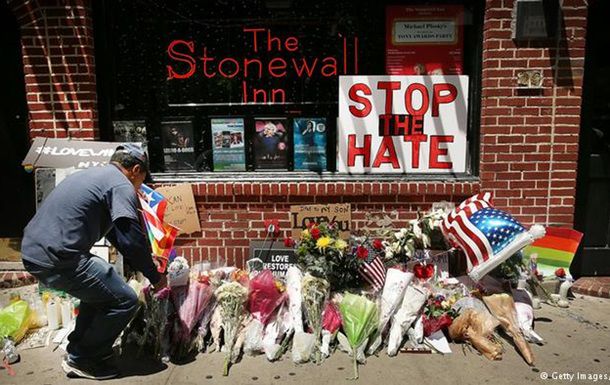 Гей-бар Stonewall Inn в США стал национальным памятником.
