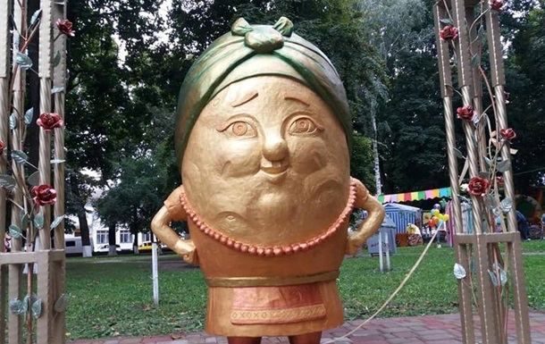 Памятник картошке установили в центре украинского города.