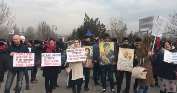 В Румынии люди вышли на протест против обязательной вакцинации.