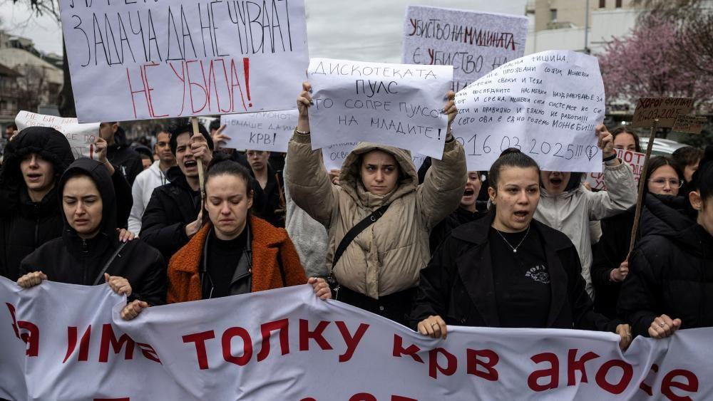 Тысячи людей вышли на протесты после пожара в ночном клубе в Северной Македонии.