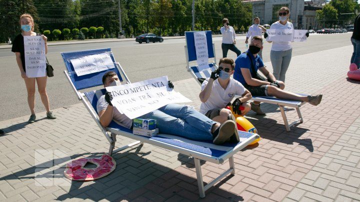 Администраторы и работники зон отдыха пикетировали правительство из-за закрытия бассейнов.