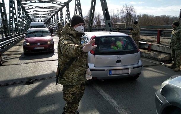 В Украине заработали новые правила пересечения границы из-за штамма Омикрон.