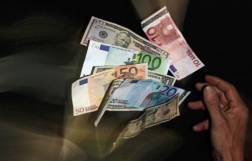 Доллар, по версии регулятора, стоит 19,43, подешевев на 75 банов.