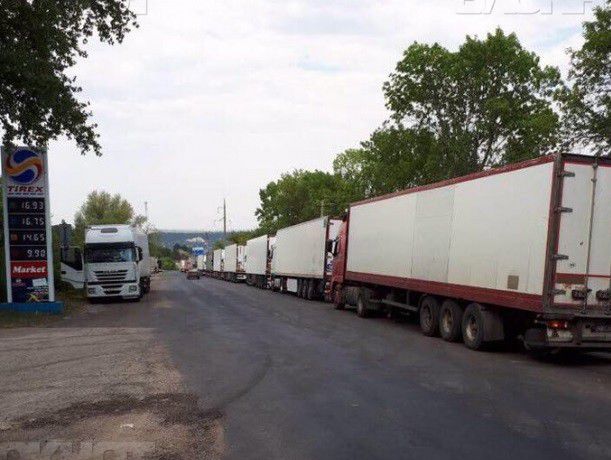 Пробка растянулась через весь приграничный город и уже вышла на шоссе за его пределами.