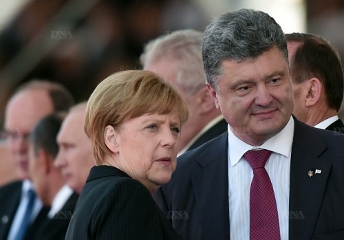 На торжествах в Нормандии Петр Порошенко беседовал с Ангелой Меркель. Фото AFP