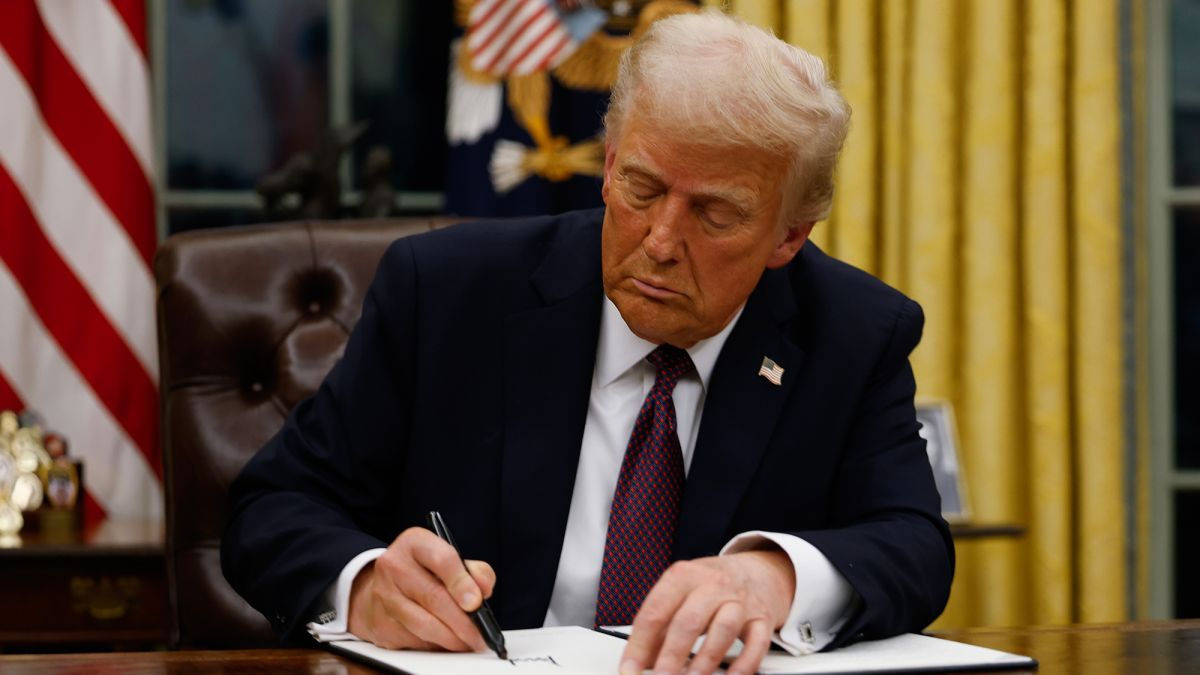 Trump a impus șoferilor de camion din SUA să vorbească limba engleză: Ordinul executiv, semnat.