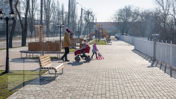 Некоторые жители столицы продолжают вести привычный образ жизни.