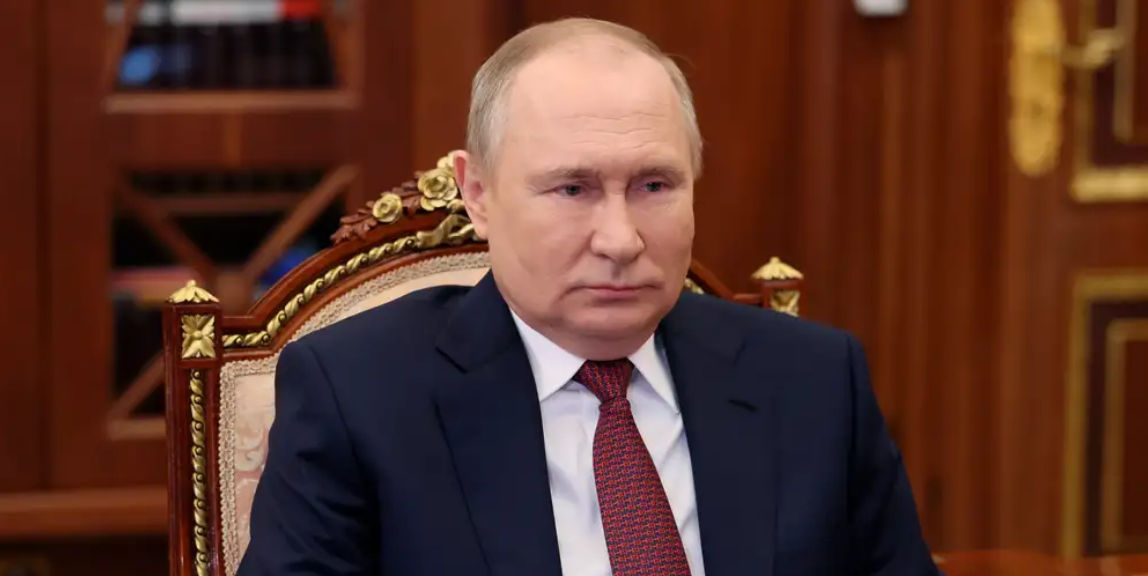 "Агентство": Путин помиловал 17 осужденных за громкие убийство.