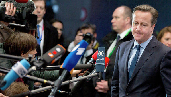 Лидер лейбористов Джереми Корбин накануне заявил, что Кэмерон обманул доверие народа.