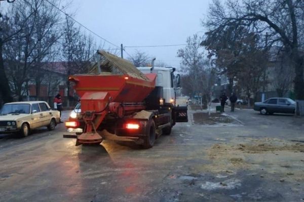 В Чадыр-Лунге на борьбу с гололедом бросили четыре единицы техники.