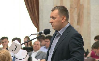 Петренко неоднократно требовал организовать парламентское слушание, но предложение было отклонено коалиционным большинством. Фото: puls.md