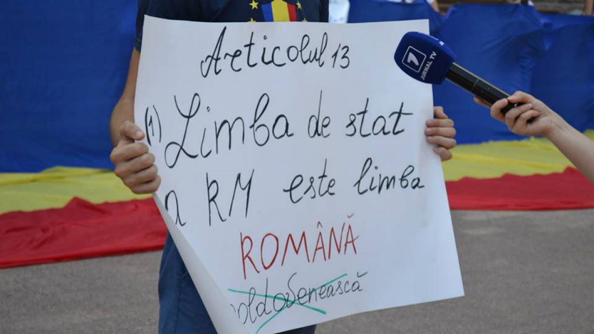 Guvernul dă aviz pozitiv limbii române în Constituție. 