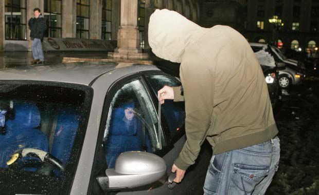 Un tânăr a venit la procesul de judecată la volanul unui automobil furat