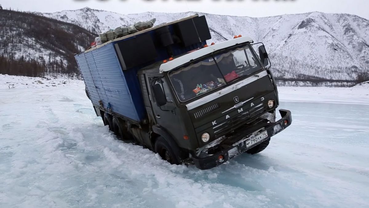O zi din viața unui șofer ce transportă alimente peste ape înghețate. Foto: digi24.ro