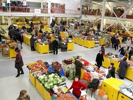 Deşi valoarea principalelor valute de referinţă a scăzut în ultimele zile, vânzătorii din pieţe continuă să afişeze preţuri exagerate pentru multe produse de import.