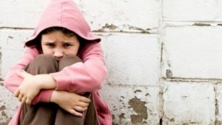 O mamă și-a ținut copiii închiși și înfometați până unul a murit
