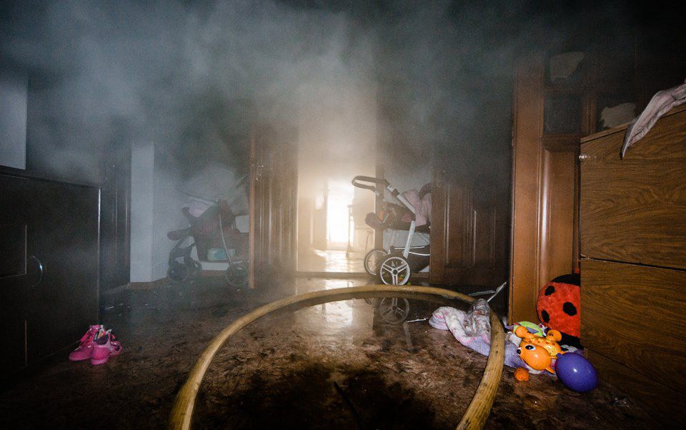 Apartament din Capitală în care se afla mamă și copilul, în flăcări. Foto: dse.md