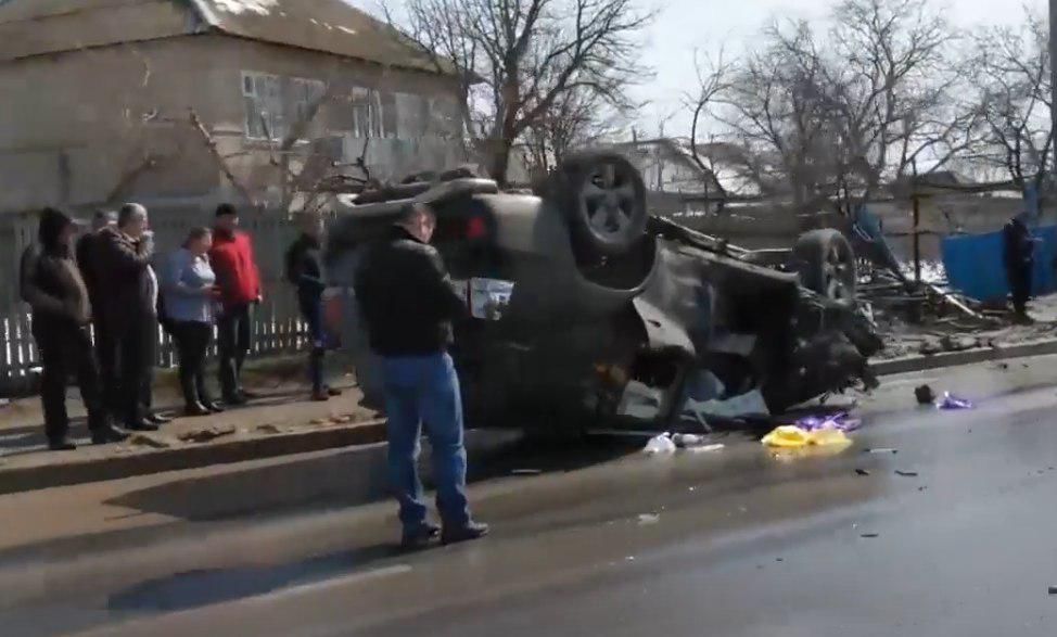 Peresecina: Mașină răsturnată, după ce a distrus un gard și un stâlp. Foto: Captură video