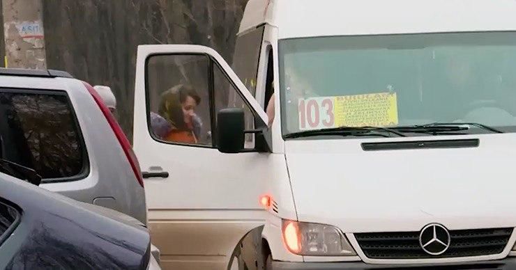 Жители Буюкан жалуются на переполненные микроавтобусы № 103.