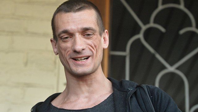 Пушков посоветовал Павленскому прибить себя к Статуе свободы. Фото: ria.ru