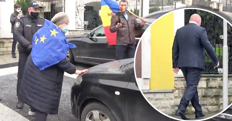 Протестующие у КС освистали депутата Болю и пытались заблокировать его авто. Коллаж: Point.md