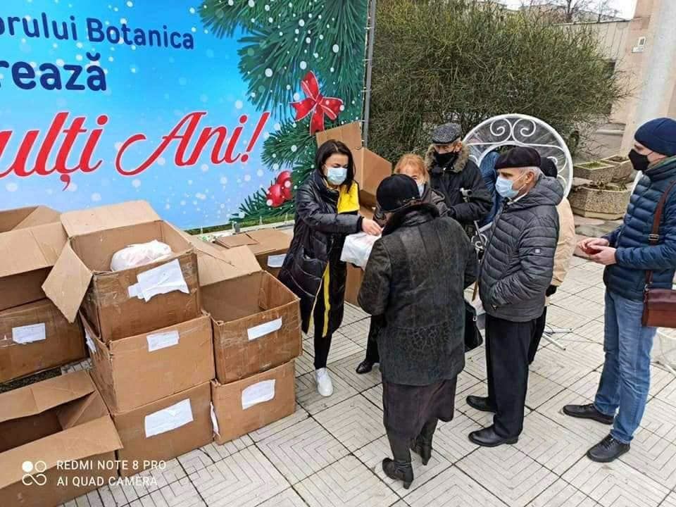 Нуждающиеся жители столицы получают подарки к праздникам.