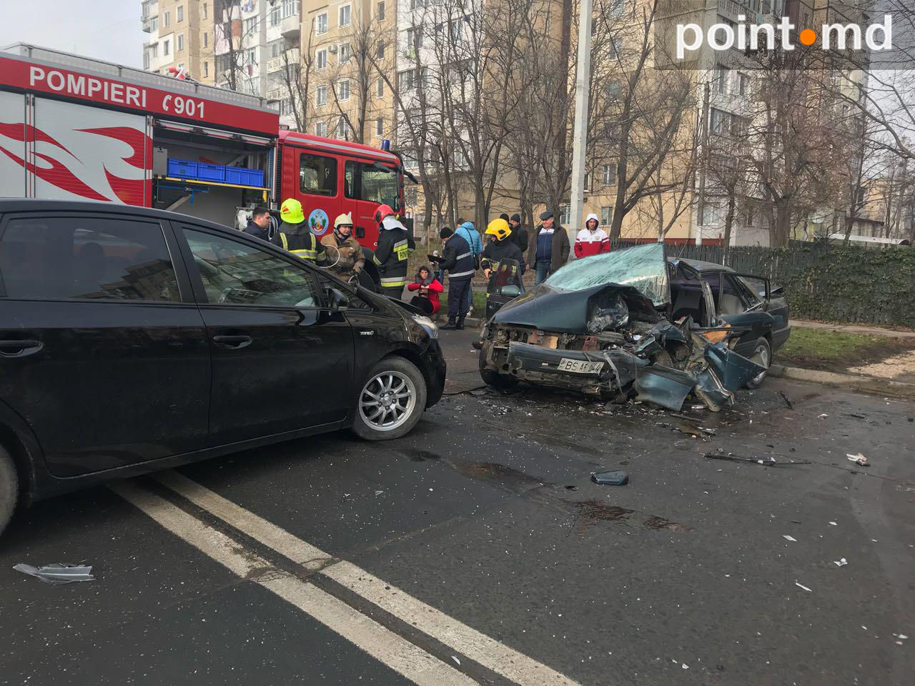 Появилось видео лобового столкновения двух автомобилей на улице Валя Кручий