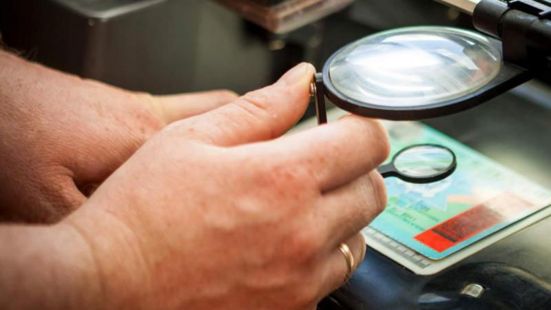 Двое дальнобойщиков из Украины пытались проехать по поддельным документам.